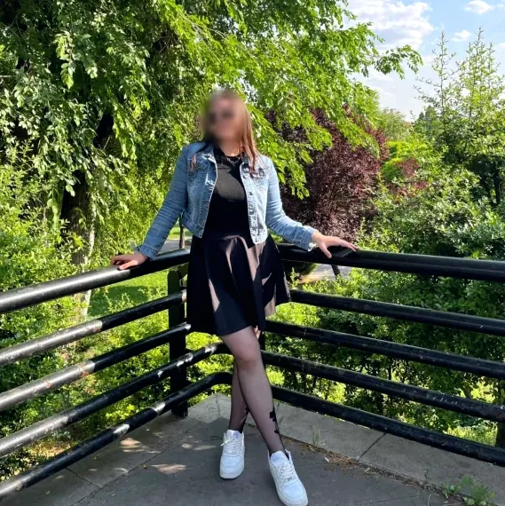 Büsra, 21