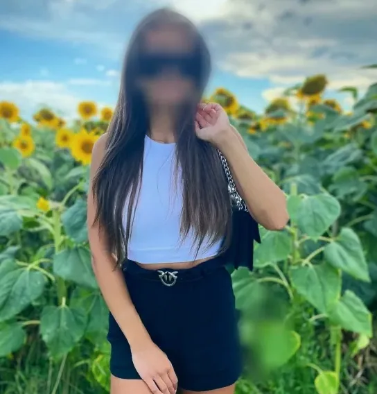 Büsra, 25
