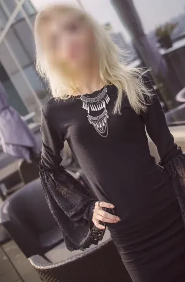Mia, 25